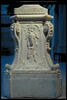 Piédestal orné de trophées de chasse, image 1/4