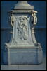 Piédestal orné de trophées de chasse, image 2/4
