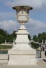 Vase orné de guirlandes de fleurs, image 6/15