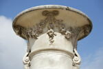 Vase orné de guirlandes de fleurs, image 10/15
