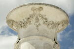 Vase orné de guirlandes de fleurs, image 3/15