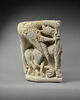 Chapiteau d'applique décoré d'oiseaux et de lions s'entre-dévorant, image 3/9