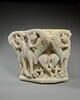 Chapiteau d'applique décoré d'oiseaux et de lions s'entre-dévorant, image 4/9