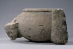 Fragment de bénitier décoré d'une tête de femme coiffée d'un touret, image 1/9