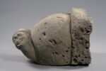 Fragment de bénitier décoré d'une tête de femme coiffée d'un touret, image 4/9