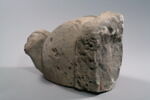 Fragment de bénitier décoré d'une tête de femme coiffée d'un touret, image 5/9