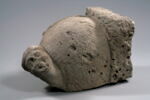 Fragment de bénitier décoré d'une tête de femme coiffée d'un touret, image 6/9