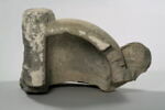 Fragment de bénitier décoré d'une tête de femme coiffée d'un touret, image 8/9
