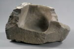 Fragment de bénitier décoré d'une tête de femme coiffée d'un touret, image 2/9