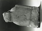 Fragment de bénitier décoré d'une tête de femme coiffée d'un touret, image 9/9