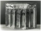 Base polygonale dont la face antérieure comporte un décor architectural surmonté d'une frise de feuillage, image 1/5