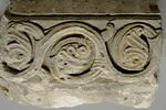 Fragment de tailloir décoré de rinceaux, image 2/3