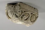 Fragment de tailloir décoré de rinceaux, image 3/3