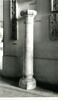 Colonne composée d'une base, d'un fût et d'un chapiteau à décor de feuilles d'acanthe, d'oiseaux et de petites vasques, image 4/4