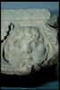 Fragment de tailloir décoré d'un masque barbu et de deux départs de rinceaux constitués de palmettes et de pommes de pin, image 2/4