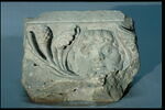 Fragment de tailloir décoré d'un masque barbu et de deux départs de rinceaux constitués de palmettes et de pommes de pin, image 3/4