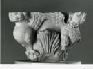 Fragment de chapiteau décoré de feuillages et de quatre figures de harpies, image 11/12
