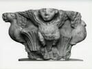 Fragment de chapiteau décoré de feuillages et de quatre figures de harpies, image 12/12