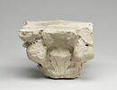 Fragment de chapiteau décoré de feuillages et de quatre figures de harpies, image 5/12