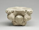 Fragment de chapiteau décoré de feuillages et de quatre figures de harpies, image 1/12