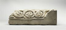 Fragment de tailloir décoré de rinceaux et de feuillage perlé, image 2/3