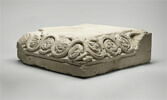 Fragment de tailloir décoré de rinceaux et de feuillage perlé, image 1/3