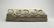 Fragment de tailloir décoré de rinceaux et de feuillage perlé, image 3/3