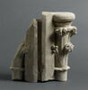 Fragment de meneau avec deux chapiteaux décorés de crochets, image 1/2