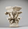 Chapiteau décoré de feuilles de houx, image 1/11