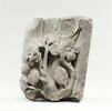 Fragment de voussure décoré de feuilles et de fleurs d'églantine, image 1/3