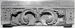 Fragment de frise décoré de feuillages enroulés et de grappes, image 1/2