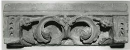 Fragment de frise décoré de feuillages enroulés et de grappes, image 2/2