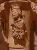 Fragment de chapiteau décoré de trois personnages dont l'un porte un vase et l'autre boite en présence d'un roi couronné, image 2/2