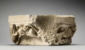 Fragment de tailloir décoré de rinceaux à feuilles et à frettes perlées, image 1/5