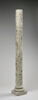 Colonne décorée de feuillage, de rinceaux habités et de galons perlés, image 2/23