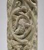 Colonne décorée de feuillage, de rinceaux habités et de galons perlés, image 3/23