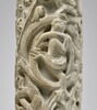 Colonne décorée de feuillage, de rinceaux habités et de galons perlés, image 4/23