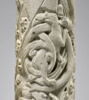 Colonne décorée de feuillage, de rinceaux habités et de galons perlés, image 5/23