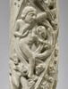 Colonne décorée de feuillage, de rinceaux habités et de galons perlés, image 6/23