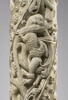 Colonne décorée de feuillage, de rinceaux habités et de galons perlés, image 8/23