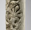 Colonne décorée de feuillage, de rinceaux habités et de galons perlés, image 11/23