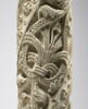 Colonne décorée de feuillage, de rinceaux habités et de galons perlés, image 12/23