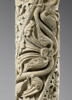 Colonne décorée de feuillage, de rinceaux habités et de galons perlés, image 20/23
