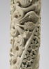 Colonne décorée de feuillage, de rinceaux habités et de galons perlés, image 21/23