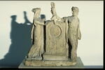 Un jeune homme et une jeune femme de part et d'autre d'une stèle (projet de pendule), image 2/4