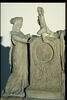 Un jeune homme et une jeune femme de part et d'autre d'une stèle (projet de pendule), image 4/4