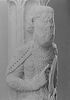 Colonne cannelée décorée d'un personnage tenant une banderole (prophète ou donateur ?), image 5/7