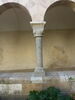 Deux arcades reposant sur trois colonnes monolithes, avec bases et chapiteaux, image 3/8