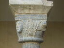 Deux arcades reposant sur trois colonnes monolithes, avec bases et chapiteaux, image 5/8