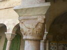 Deux arcades reposant sur trois colonnes monolithes, avec bases et chapiteaux, image 6/8